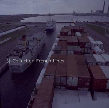Porte-conteneurs passant l'écluse François Premier au Havre