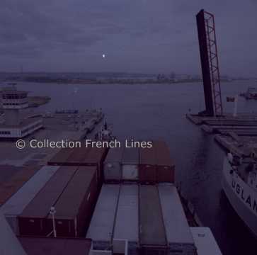 Porte-conteneurs passant l'écluse François Premier au Havre