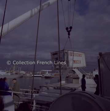 Chargement d'un conteneur "French Line" dans le port du Havre