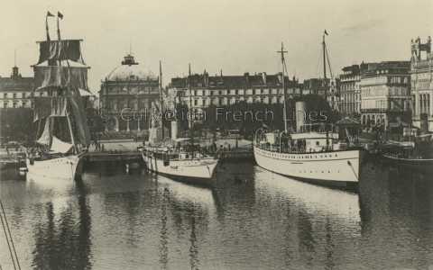 Navires à quai dans le bassin du Commerce au Havre