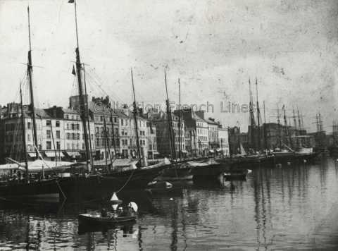 Navires à quai dans le port du Havre